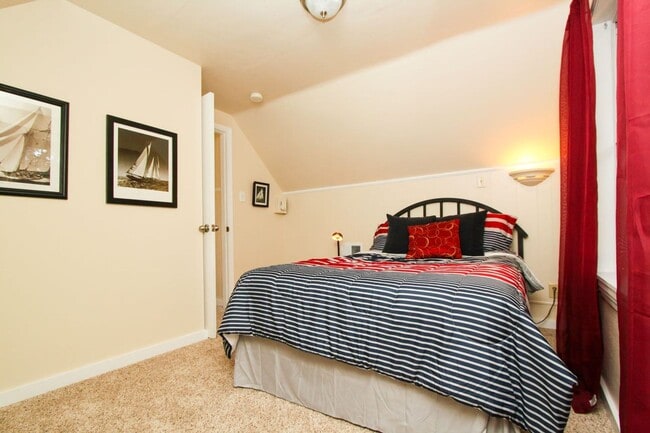 Building Photo - Spacious 3 bedroom 1.5 Bath Gem Available Great location!