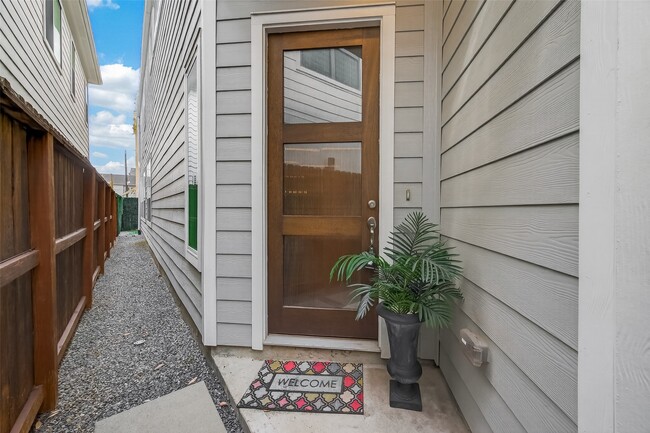 Building Photo - 4413 Schuler St