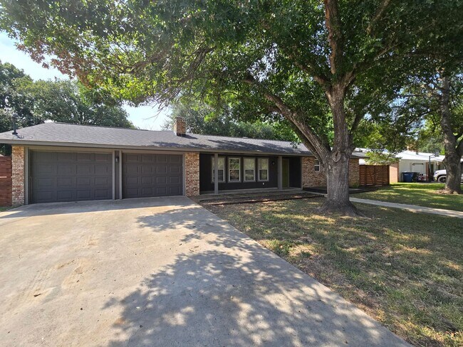 Building Photo - 1.5 Miles to Gruene / Fridge, Washer & Dryer Included / 2 Living Areas / Tons of Space / No Carpe...