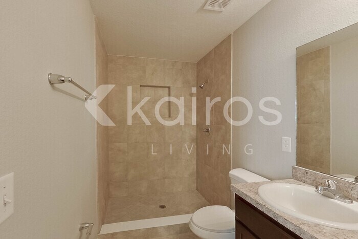 Building Photo - 1349 Mull St