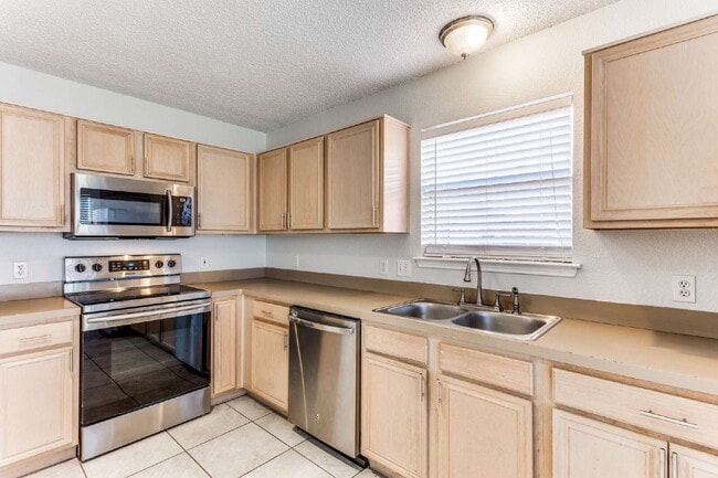 Building Photo - Adorable 3-Bed with Open Floor Plan & Dream Backyard