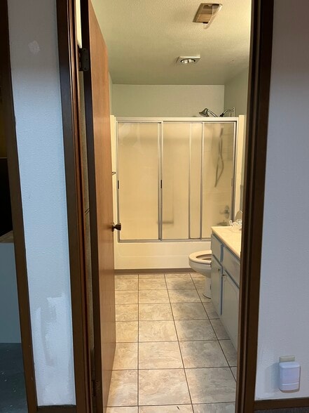 Full bathroom - 4233 S 252nd Pl