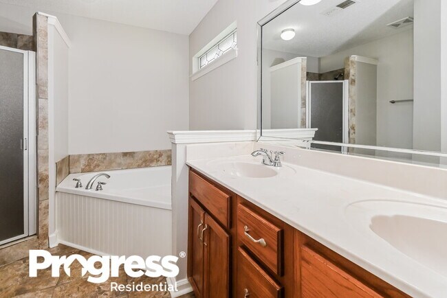 Building Photo - 4258 Ravenwood Dr N