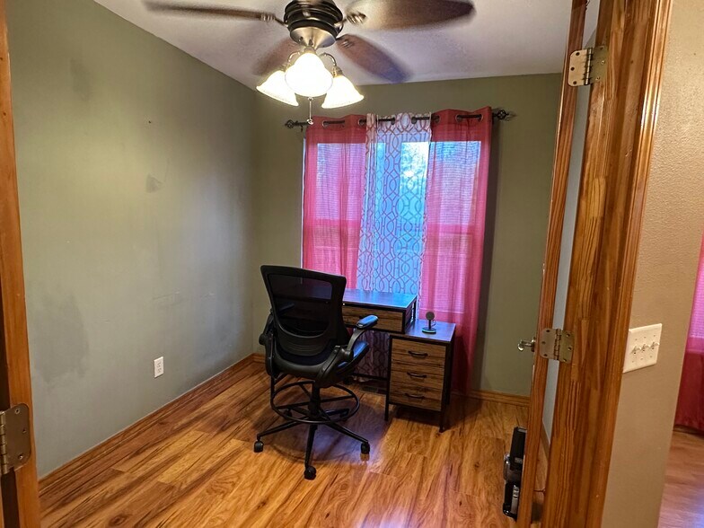Building Photo - 13327 Longridge Ln