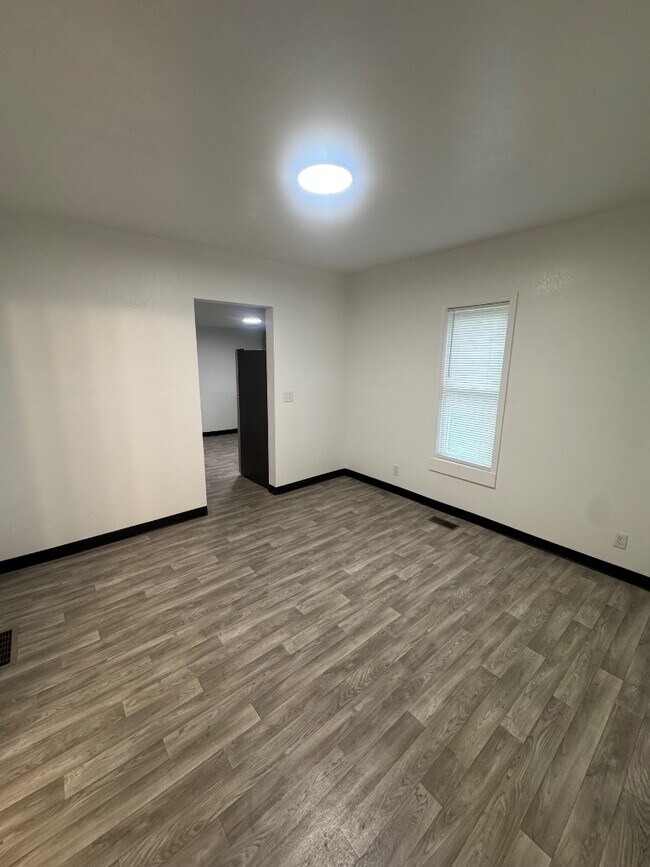 Building Photo - 315 W Oakridge Ave