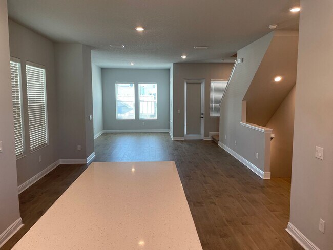 Building Photo - Annual Unfurnished 3 Bedroom, 3.5 Bathroom Townhome adjacent to Downtown Sarasota