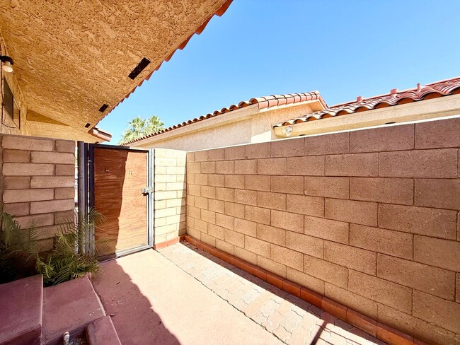 Building Photo - AVAILABLE NOW!! LOVELY 1 Bedroom 1 Bathroom 55+ Apartment in Palm Desert!