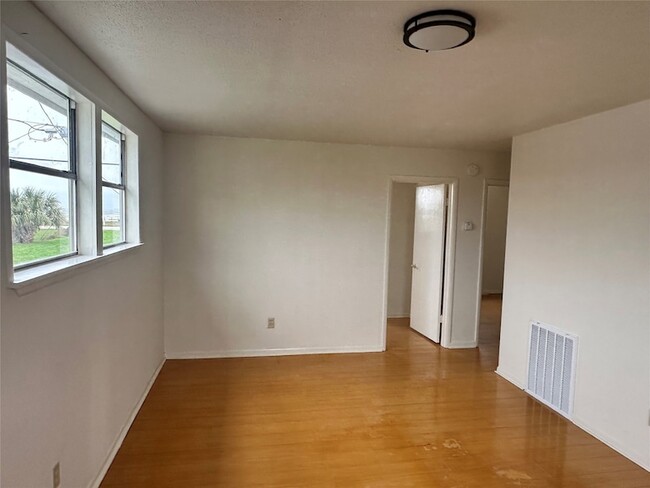 Building Photo - 823 Avenue K