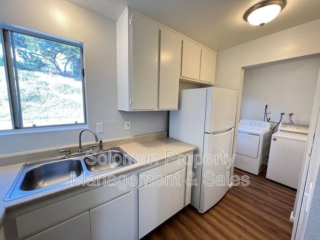 Building Photo - 4748 Sunny Hills Rd