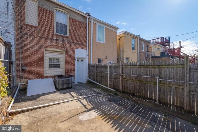 Building Photo - 224 N Milton Ave