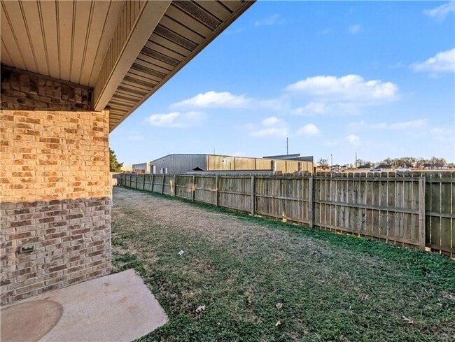 Building Photo - 862 Oakwood Ln