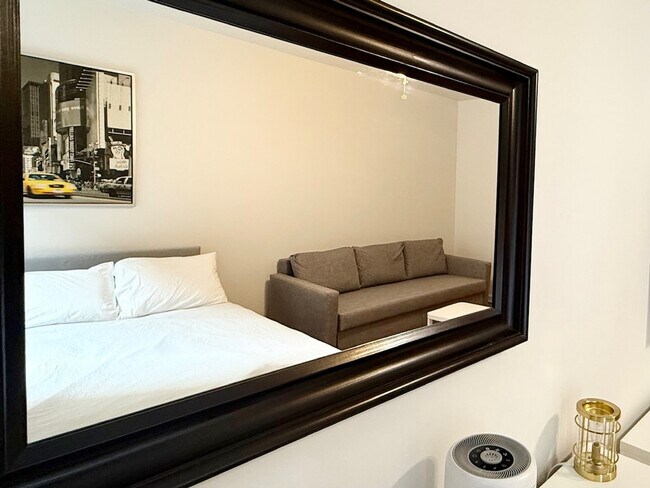 Building Photo - 358 E 81st St