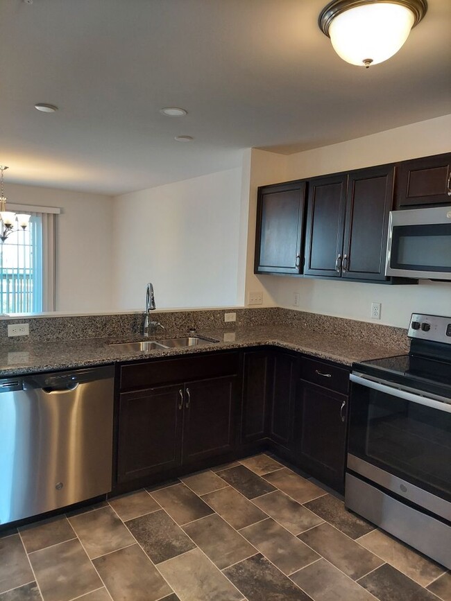 Building Photo - Margarets Grove 3 bedroom, 2.5 bath Townhome