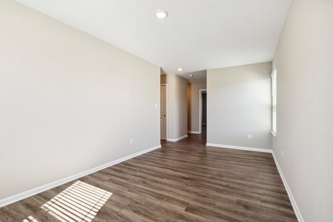 Building Photo - Fantastic 5bd/3ba home! Let yourself in!