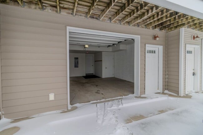 Building Photo - Modern Living Meets Cozy Charm