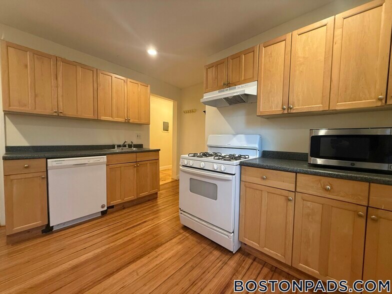 Building Photo - 64 Pleasant St