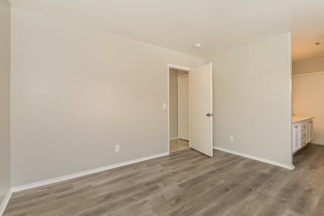 Building Photo - 5901 Commodore Cove Dr