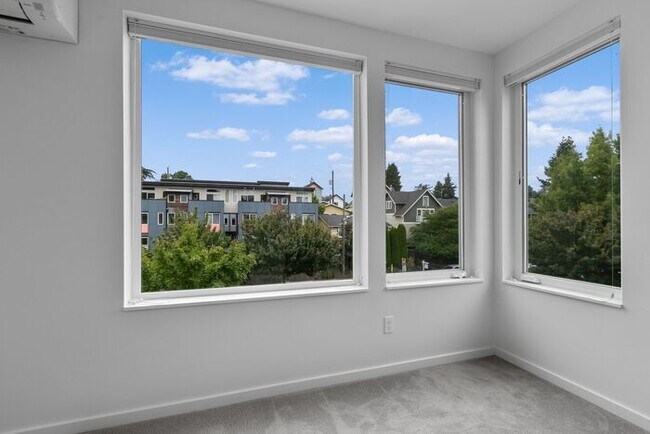 Building Photo - West Seattle Townhome with Air Conditionin...