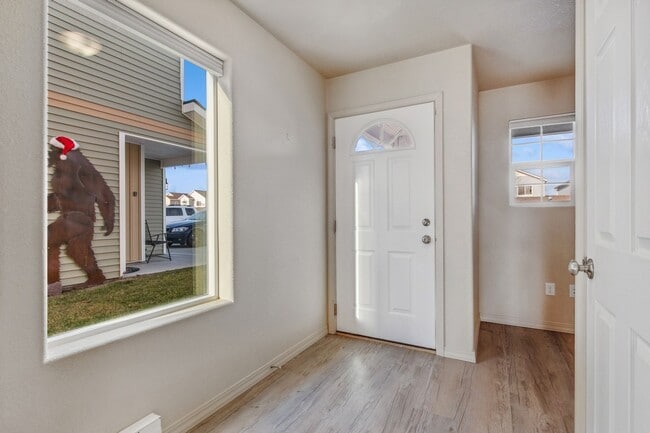 Building Photo - Adorable 3 bedroom. 2.5 bathTownhome in Columbia Falls