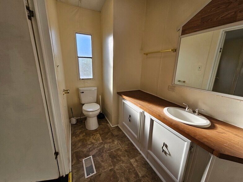 Master Bath - 607 Tater Peeler Rd