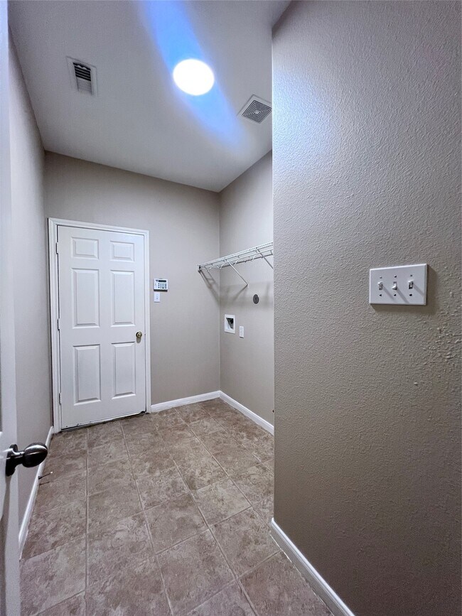 Building Photo - 11750 Pinemeade Ln