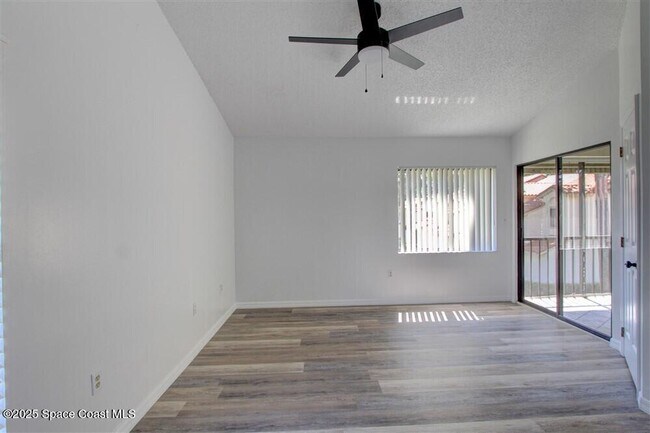 Building Photo - 1051 Country Club Dr