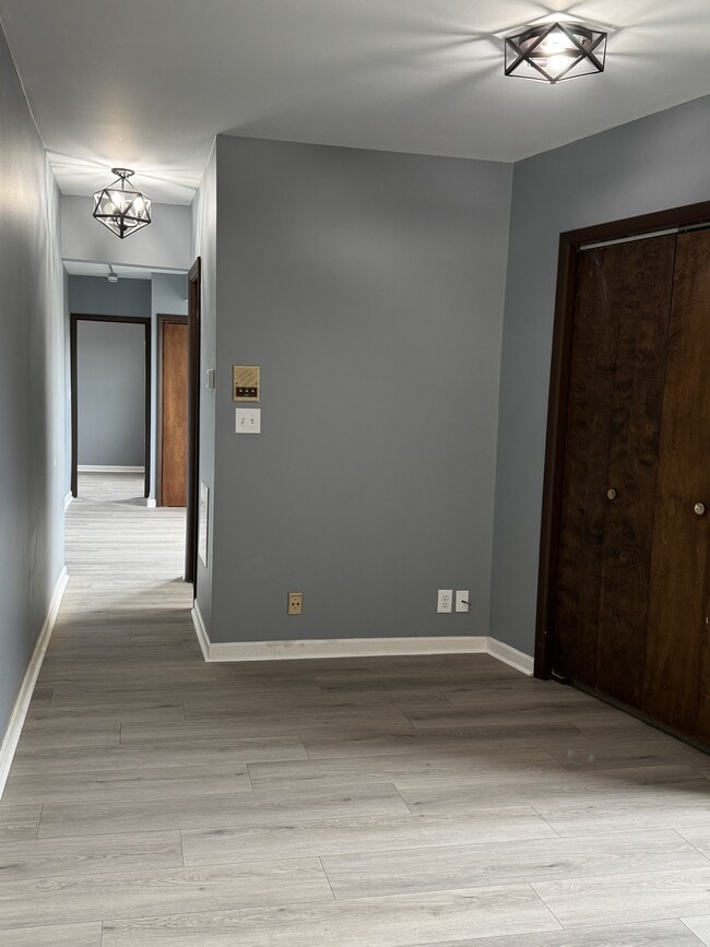 Building Photo - 2905 Glenmore Ave