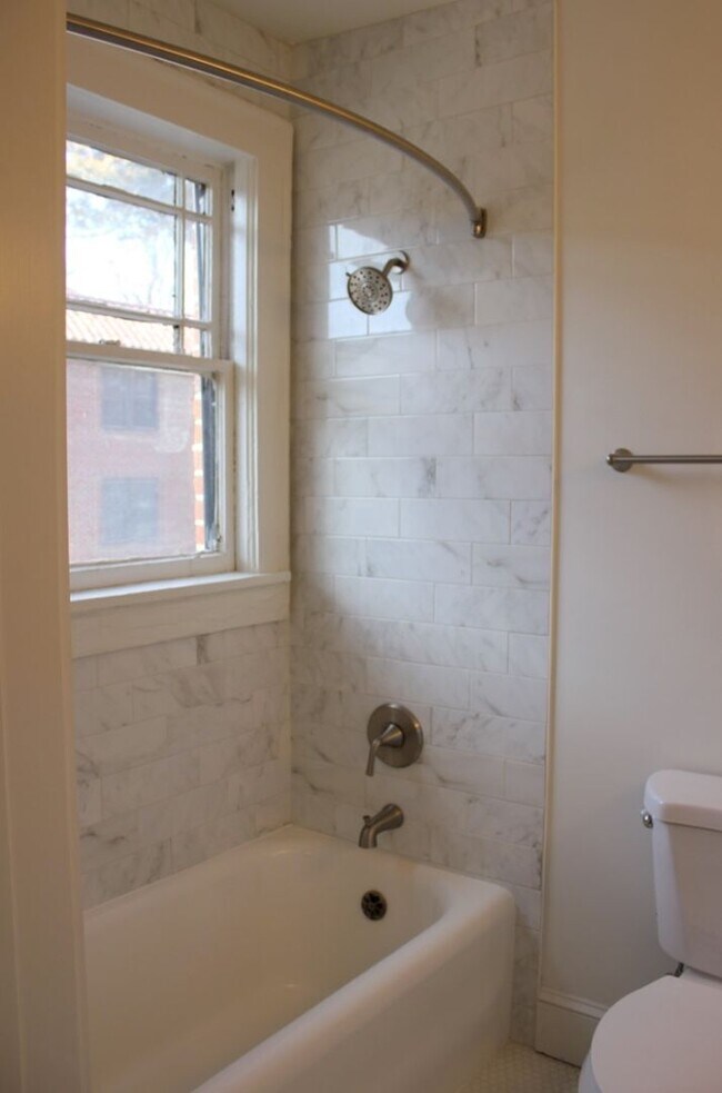 Building Photo - Beltline Living - Top Floor One Bedroom Apartment in VAHI!