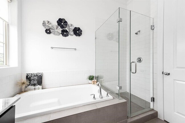 Building Photo - 2103 Naomi St