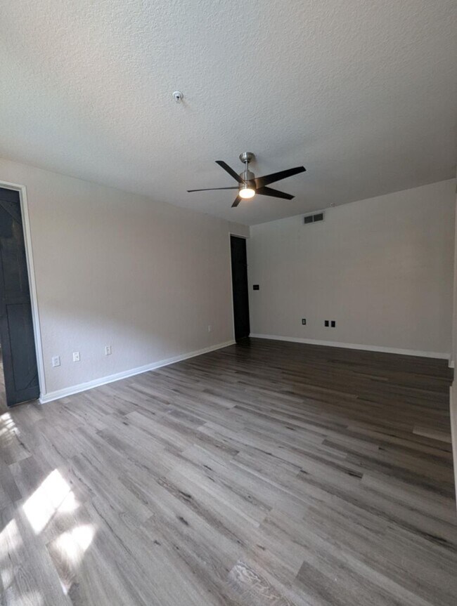 Building Photo - Must see! First floor, updates throughout! 902 square feet