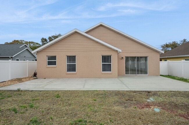 Building Photo - Fully renovated and updated 3/2/2 home with HUGE fenced yard in East Orlando