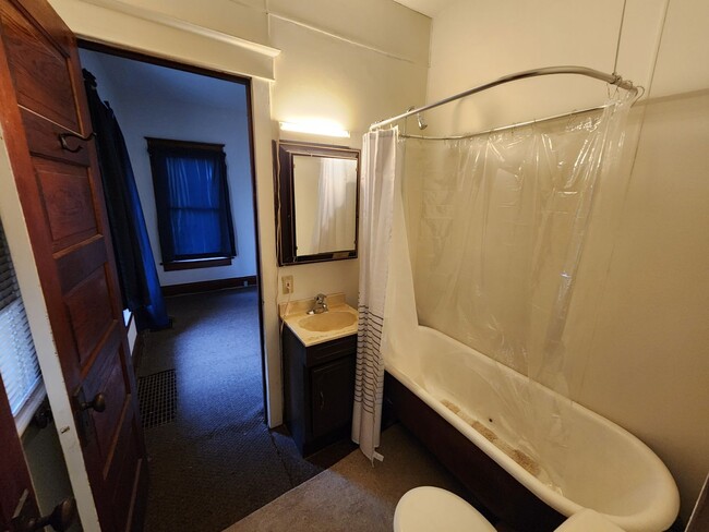 Building Photo - Great 2 Bedroom House in Moline