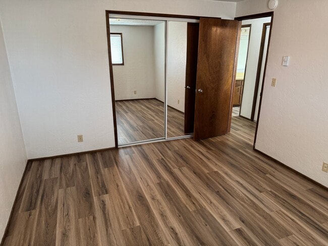 Building Photo - Updated 2 bed 1 bath duplex in Springfield!