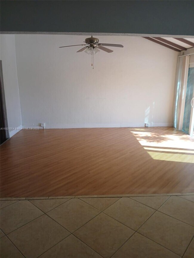 Building Photo - 5550 Lakewood Cir S