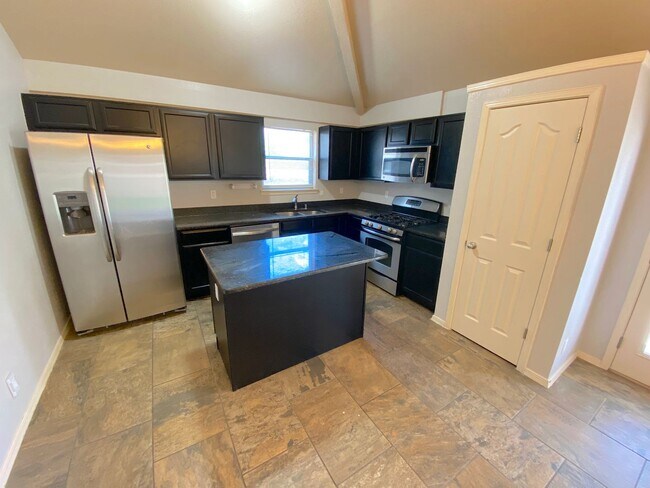 Building Photo - Sandstone Ranch Estates - 4Bed /3bath Refr...