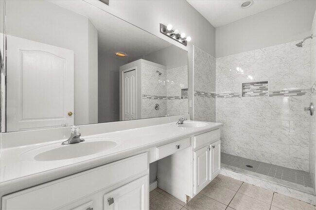 Building Photo - 1000 Vaquero Ln