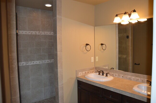 Building Photo - "Charming 3-Bed + Loft and 2 car garage Townhouse with Granite Elegance in Vancouver!"