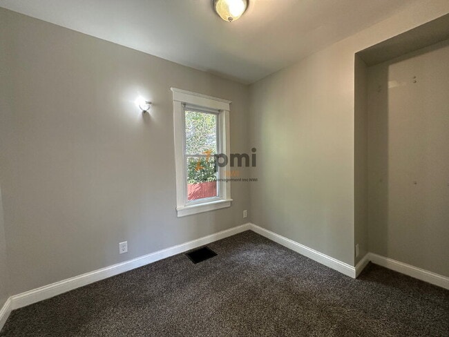 Building Photo - 2122 Elston St