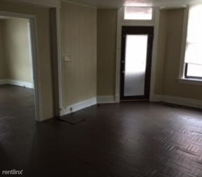 Building Photo - 218 E 9th St