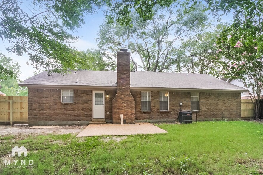 Building Photo - 6868 Rockbrook Dr