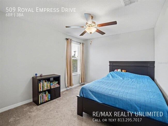 Building Photo - 509 Royal Empress Dr