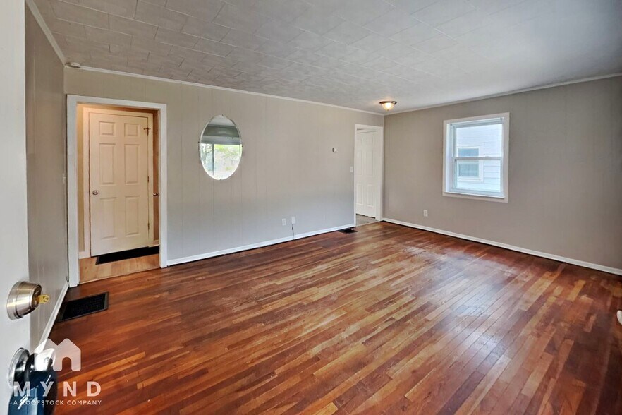 Building Photo - 3420 Medina Ave