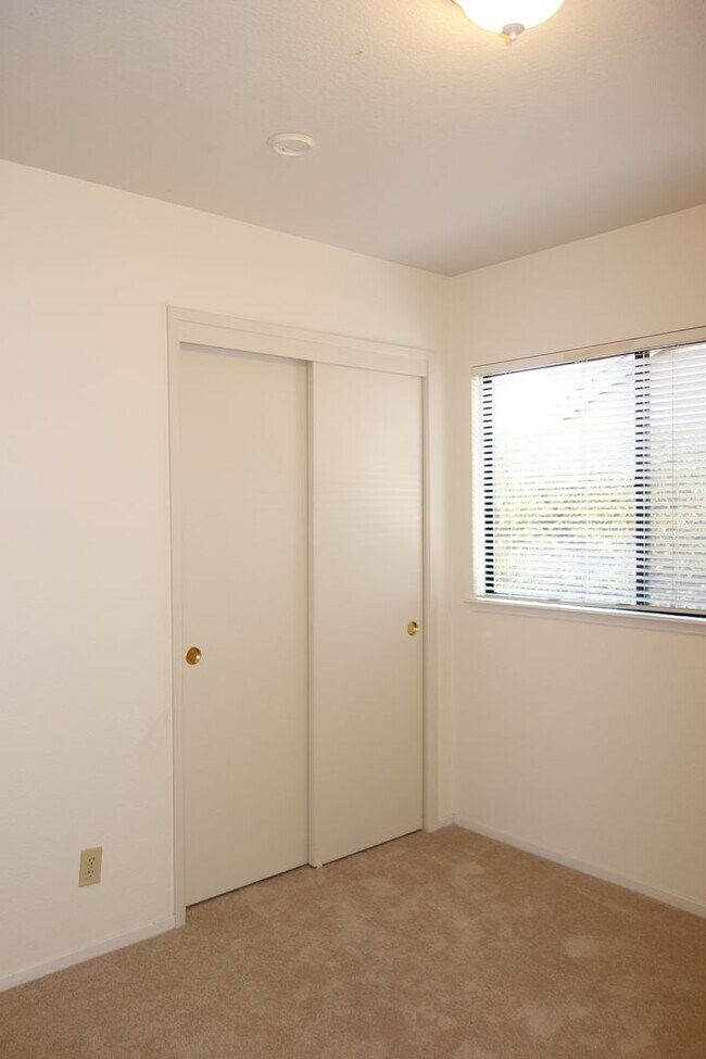 Building Photo - 105 Almond Dr