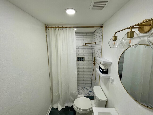 Building Photo - 4814 Holloway Dr