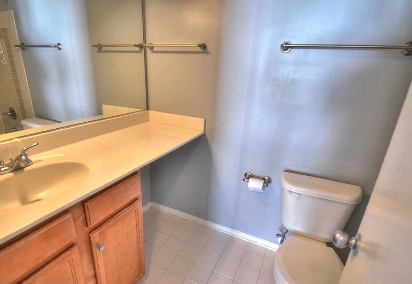 Building Photo - 1707 Ascot Way