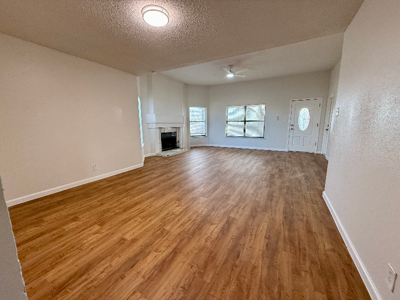 Building Photo - 8519 Ridge Garden Dr