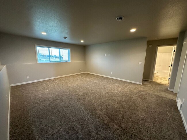 Building Photo - 3226 31st St S