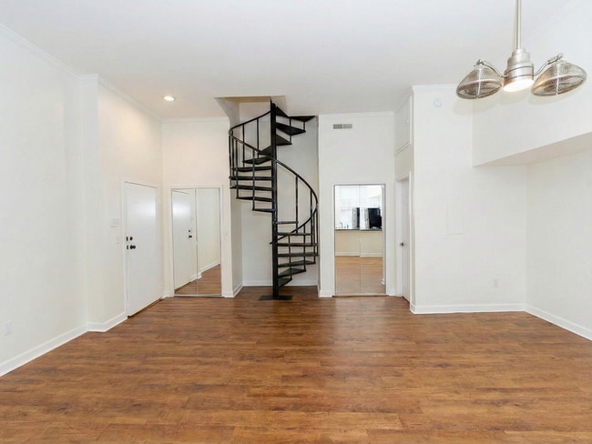 Building Photo - 235 King St