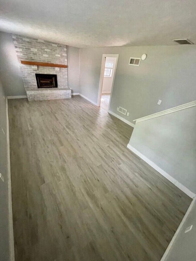 Building Photo - Charming Tri-Level Home with Fenced Backyard in West Lafayette