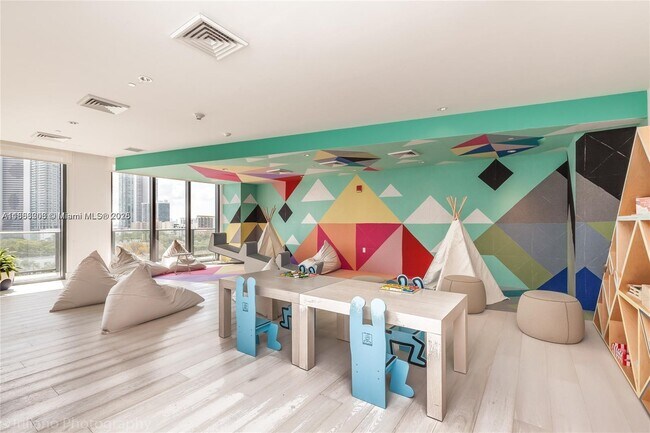 Building Photo - 121 NE 34th St